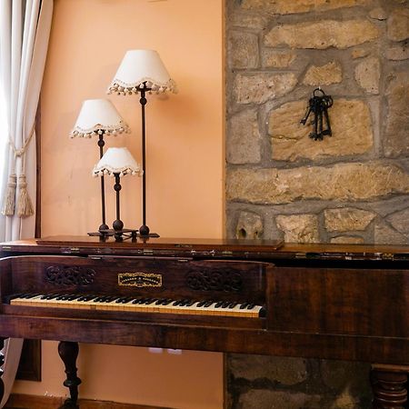 Apartamentos Vino Tinto Y Restaurante Tomate Rosa Adahuesca ภายนอก รูปภาพ