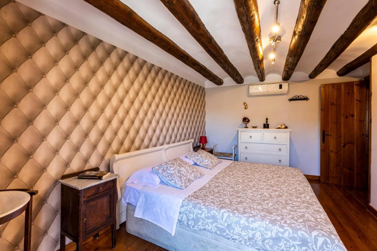 Apartamentos Vino Tinto Y Restaurante Tomate Rosa Adahuesca ภายนอก รูปภาพ