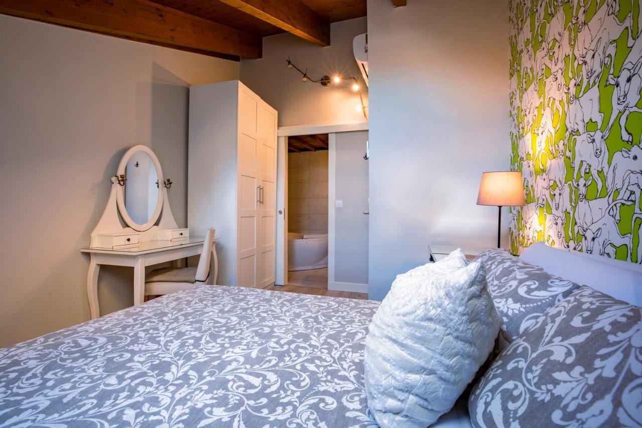 Apartamentos Vino Tinto Y Restaurante Tomate Rosa Adahuesca ภายนอก รูปภาพ