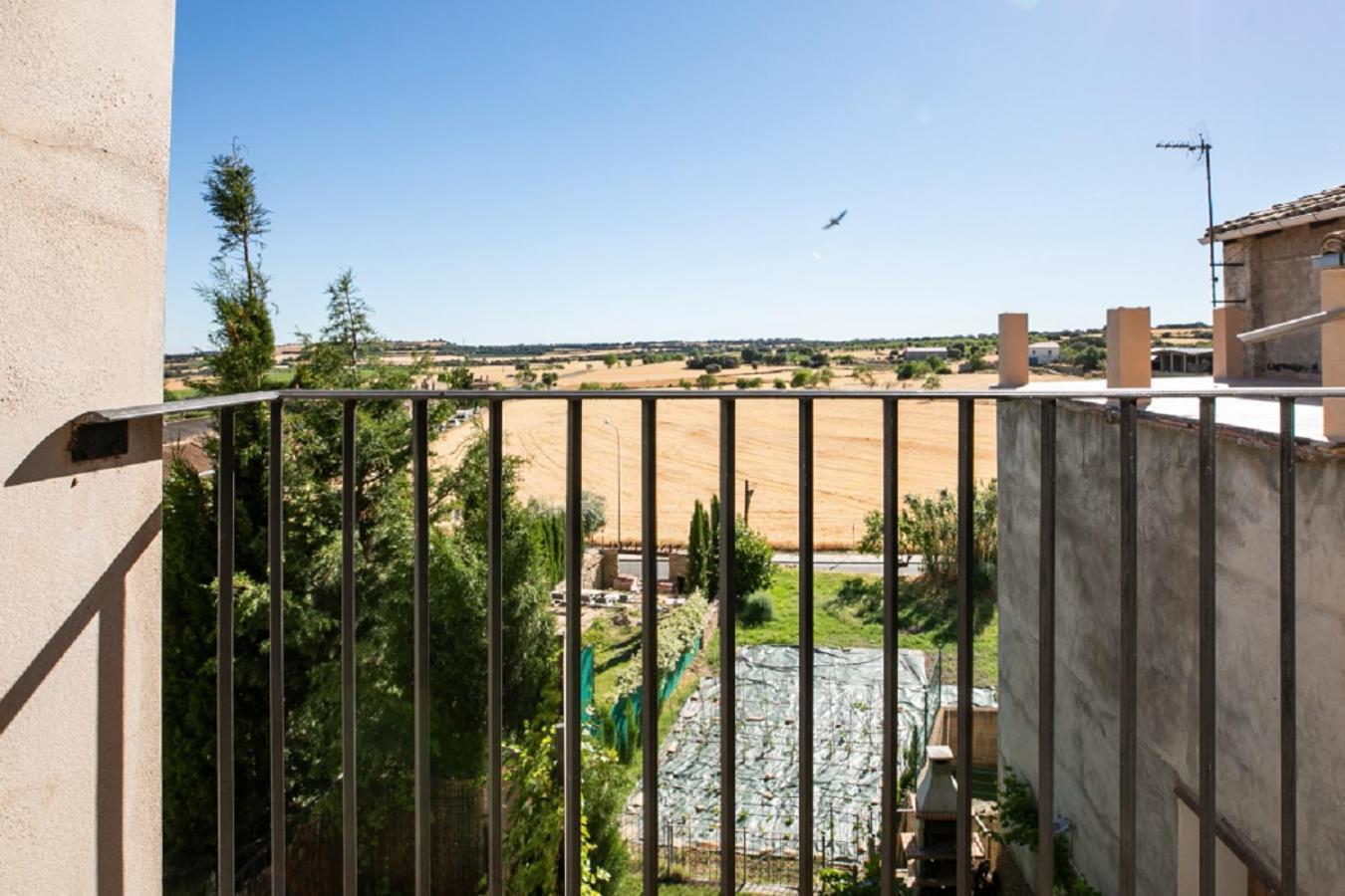 Apartamentos Vino Tinto Y Restaurante Tomate Rosa Adahuesca ภายนอก รูปภาพ