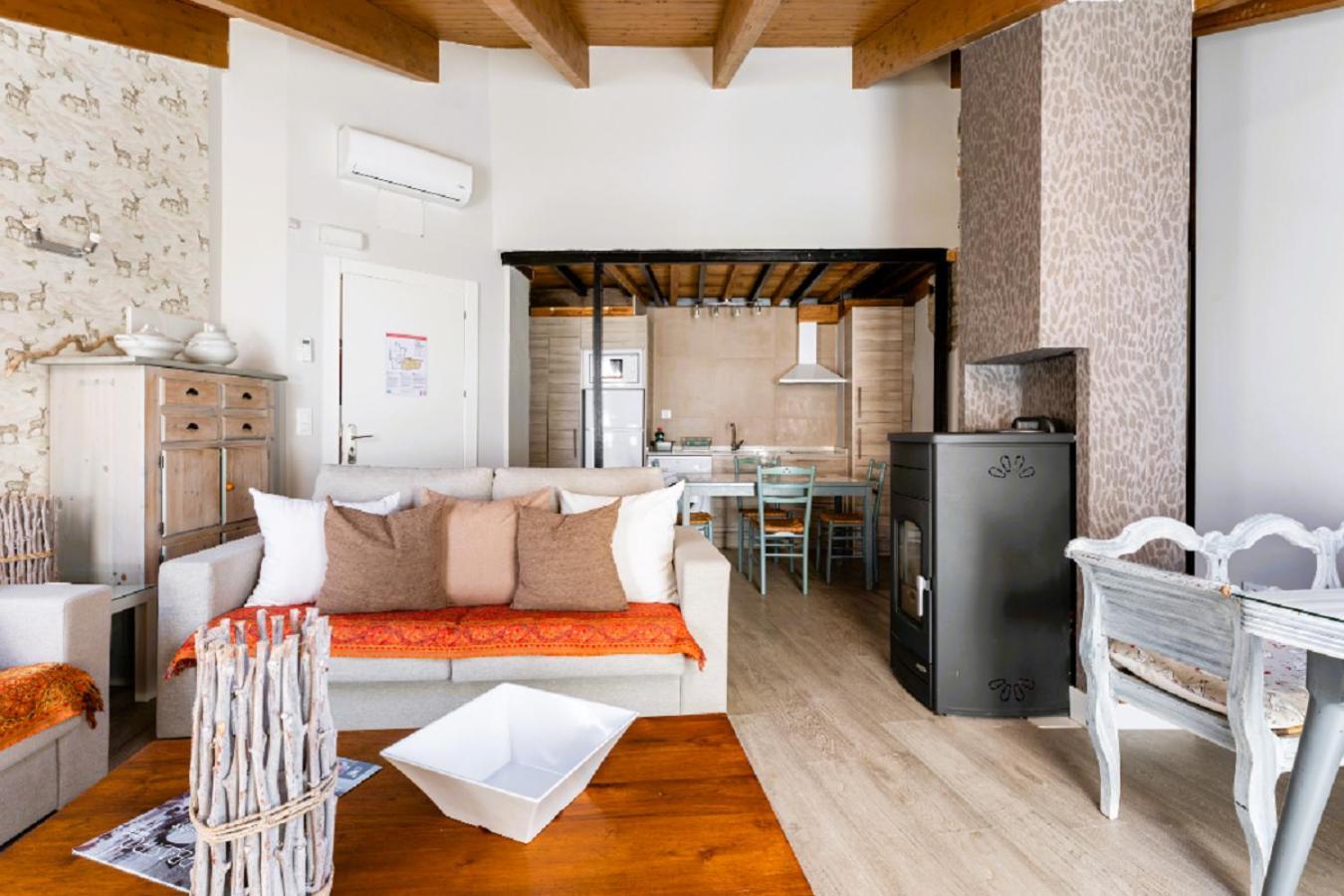 Apartamentos Vino Tinto Y Restaurante Tomate Rosa Adahuesca ภายนอก รูปภาพ