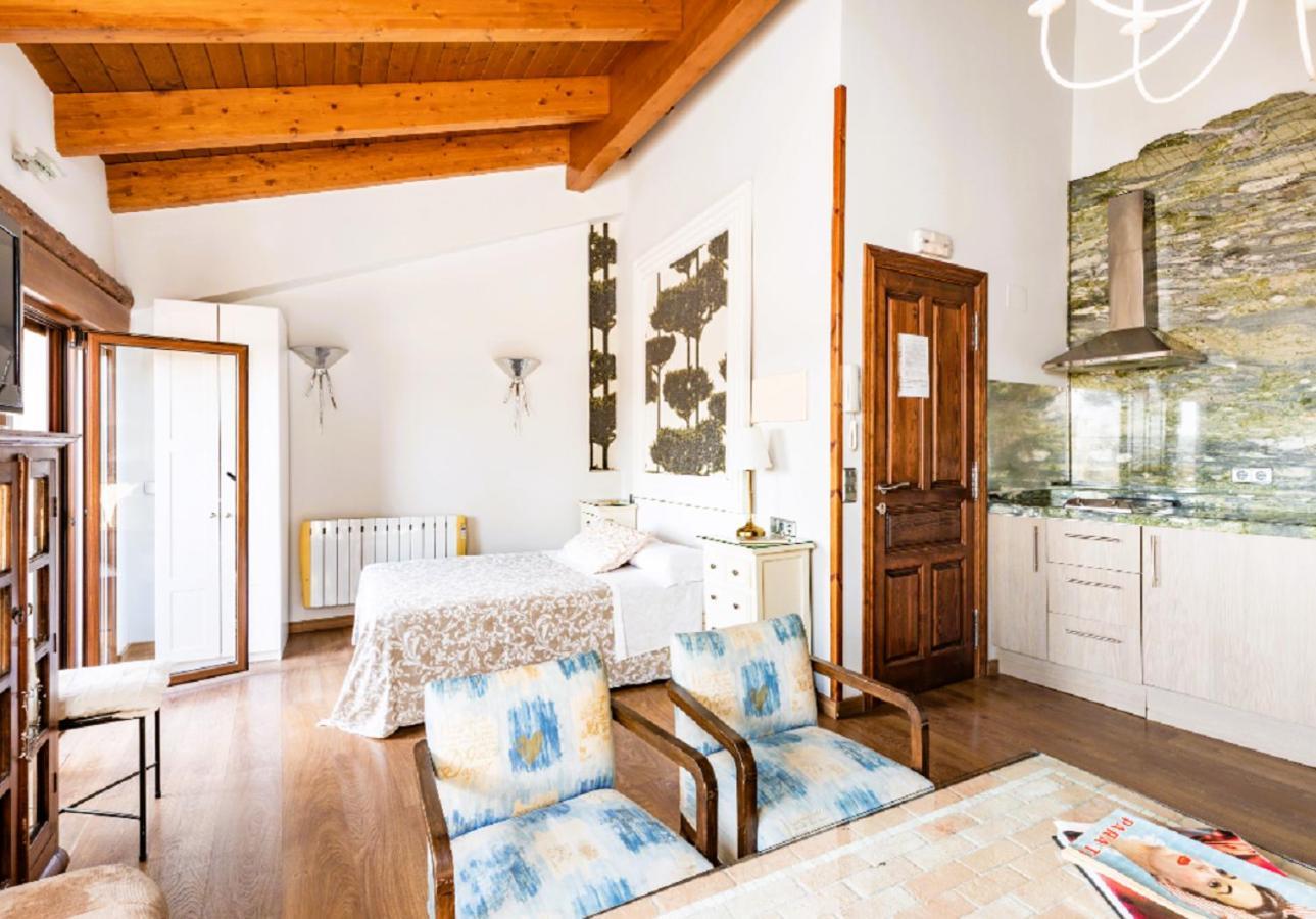 Apartamentos Vino Tinto Y Restaurante Tomate Rosa Adahuesca ภายนอก รูปภาพ