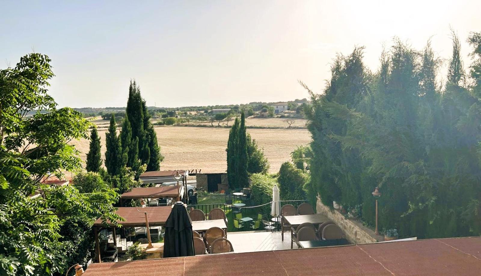 Apartamentos Vino Tinto Y Restaurante Tomate Rosa Adahuesca ภายนอก รูปภาพ